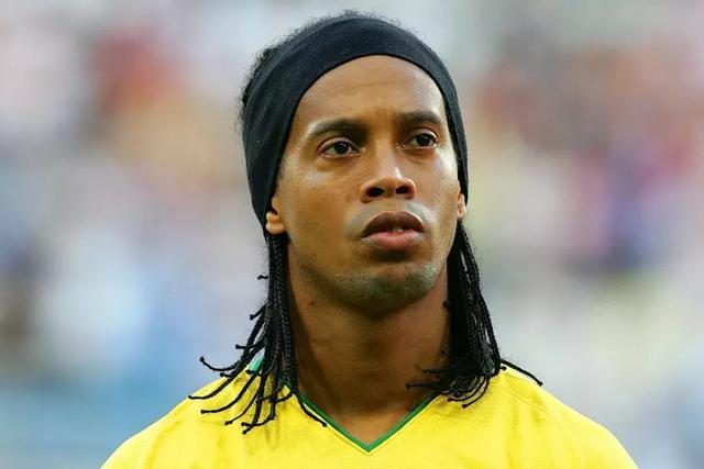 亚马尔与19岁女网红购物被偷拍 她有140多万粉丝